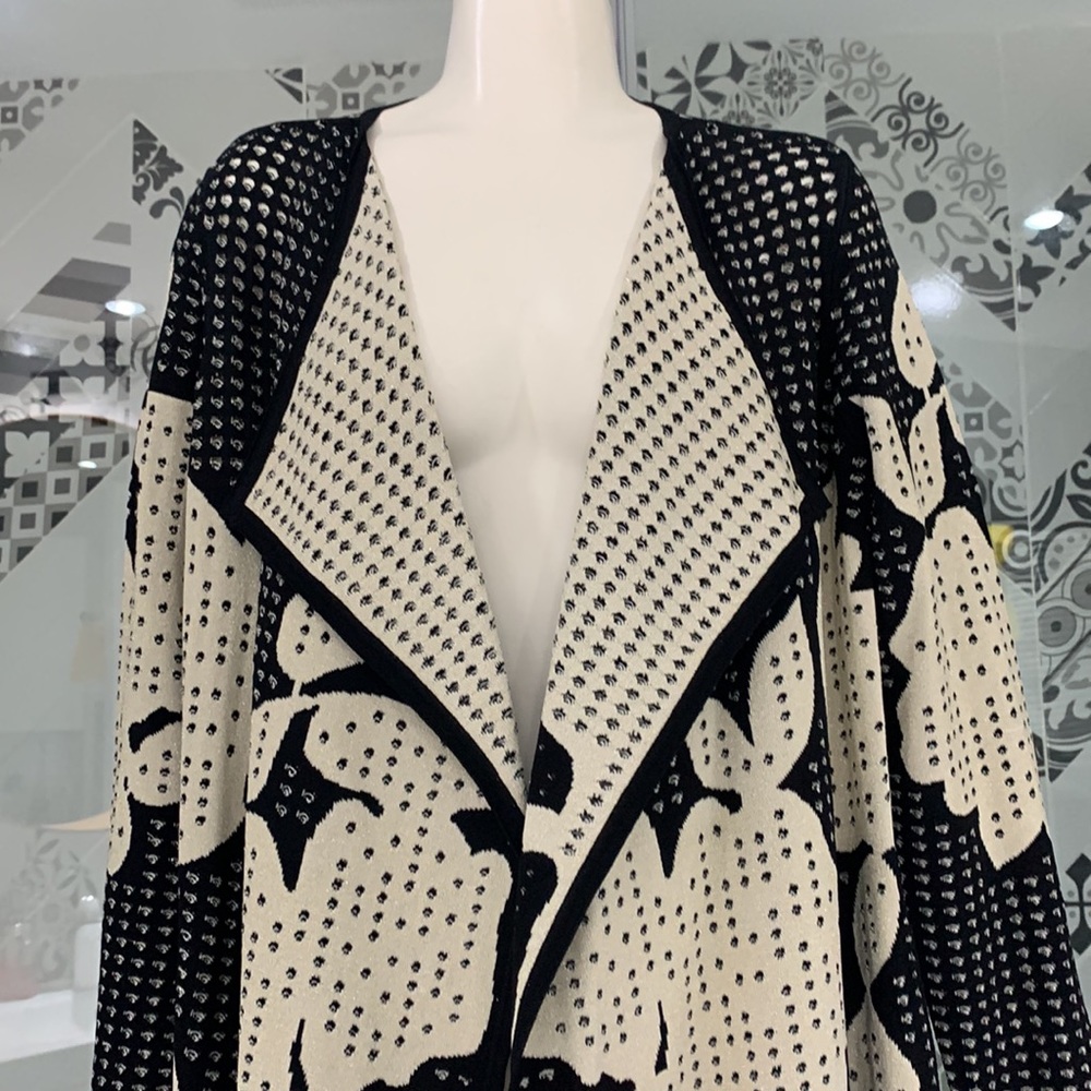🎉HP🎉NWT🌸Gorgeous Shimmer Black and Cream Patter Long Knit Jacket - Picture 3 of 16